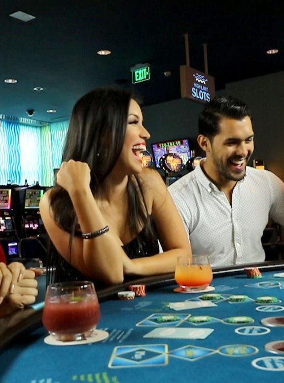 La gente juega en el Casino del Mar de La Concha