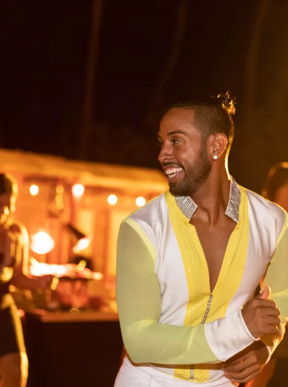 Pareja bailando salsa, uno de los bailes típicos de Puerto Rico.