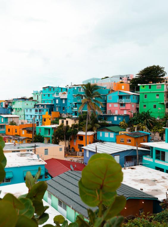 Vista de las coloridas casas de La Perla. 