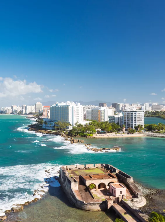Vista de Condado desde el Viejo San Juan.
