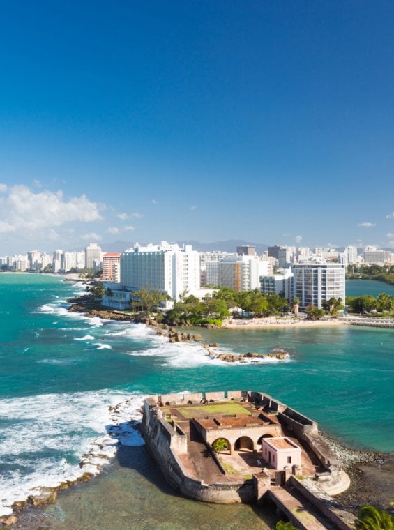 Vista de Condado desde el Viejo San Juan.