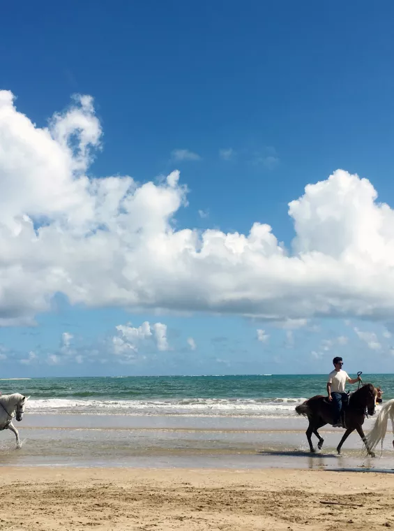 Montar a caballo en la playa.