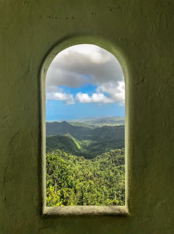 Vista panorámica de El Yunque desde una ventana en la Torre de Observación Yokahú.