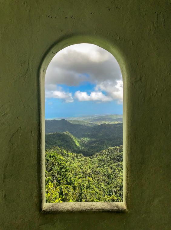 Vista panorámica de El Yunque desde una ventana en la Torre de Observación Yokahú.