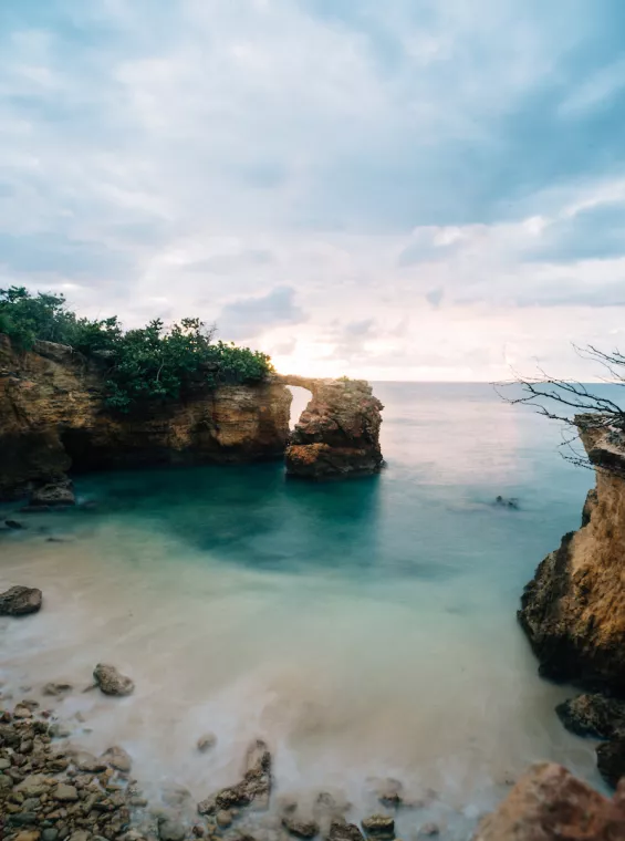 Puente de piedra natural en Cabo Rojo.