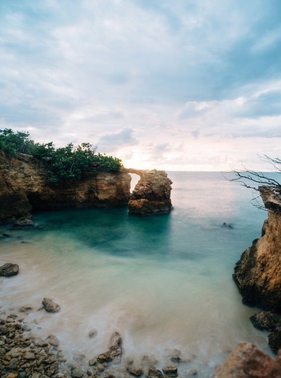 Puente de piedra natural en Cabo Rojo.