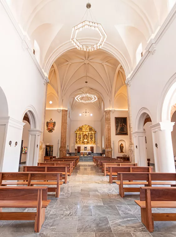 Interior de la Iglesia San José, una de las más antiguas de América y testigo del legado cultural puertorriqueño.