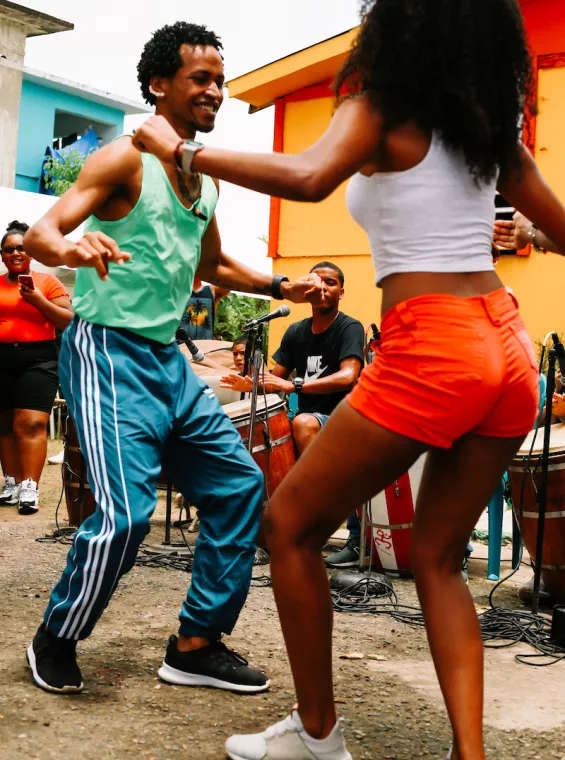 Pareja bailando bomba, una expresión tradicional de música y danza puertorriqueña