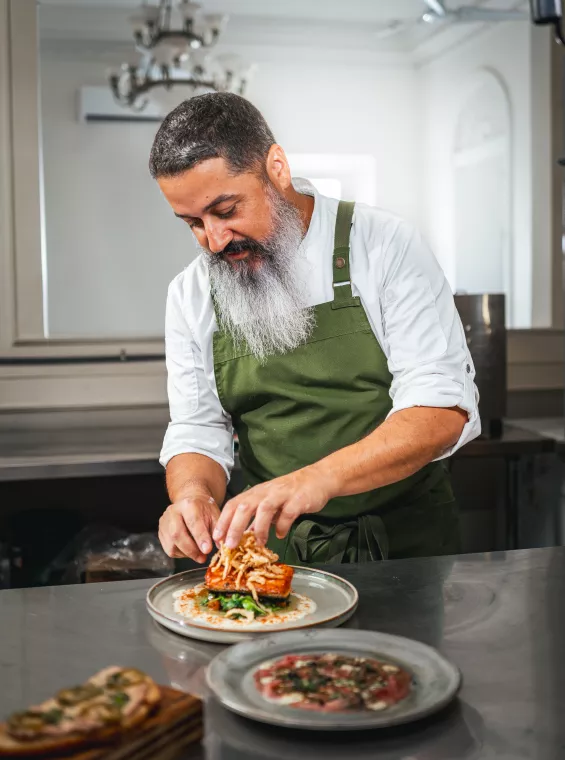 El chef Ángel David Moreno emplatando platos en El Gallo Pinto.