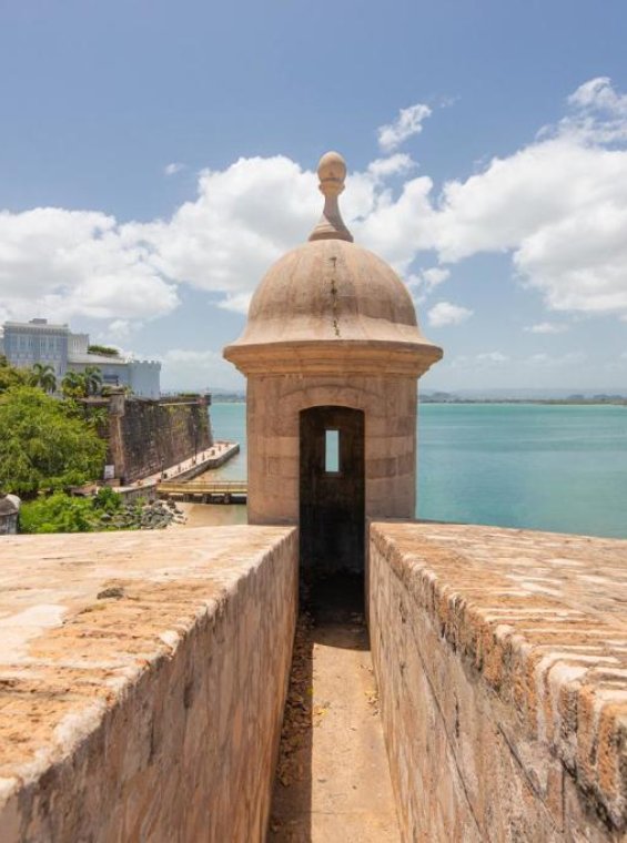 Una garita, o garita de centinela, en un fuerte en el Viejo San Juan, con el océano al fondo.